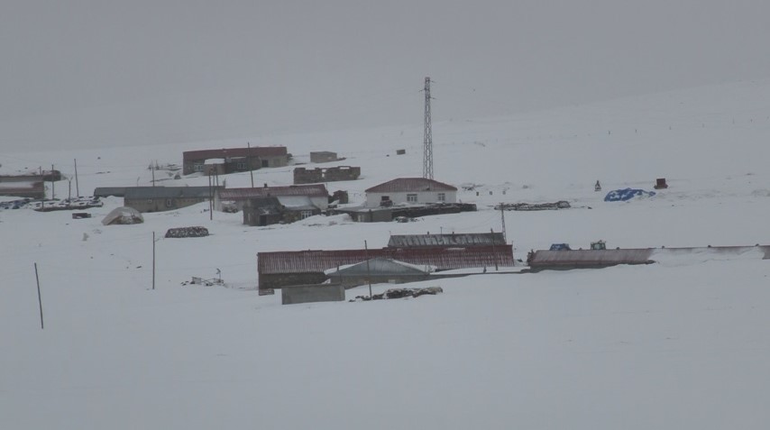 Kars&rsquo;ta Mart sonunda kış geri d&ouml;nd&uuml;: Boğatepe Ge&ccedil;idi ve k&ouml;yler kar altında