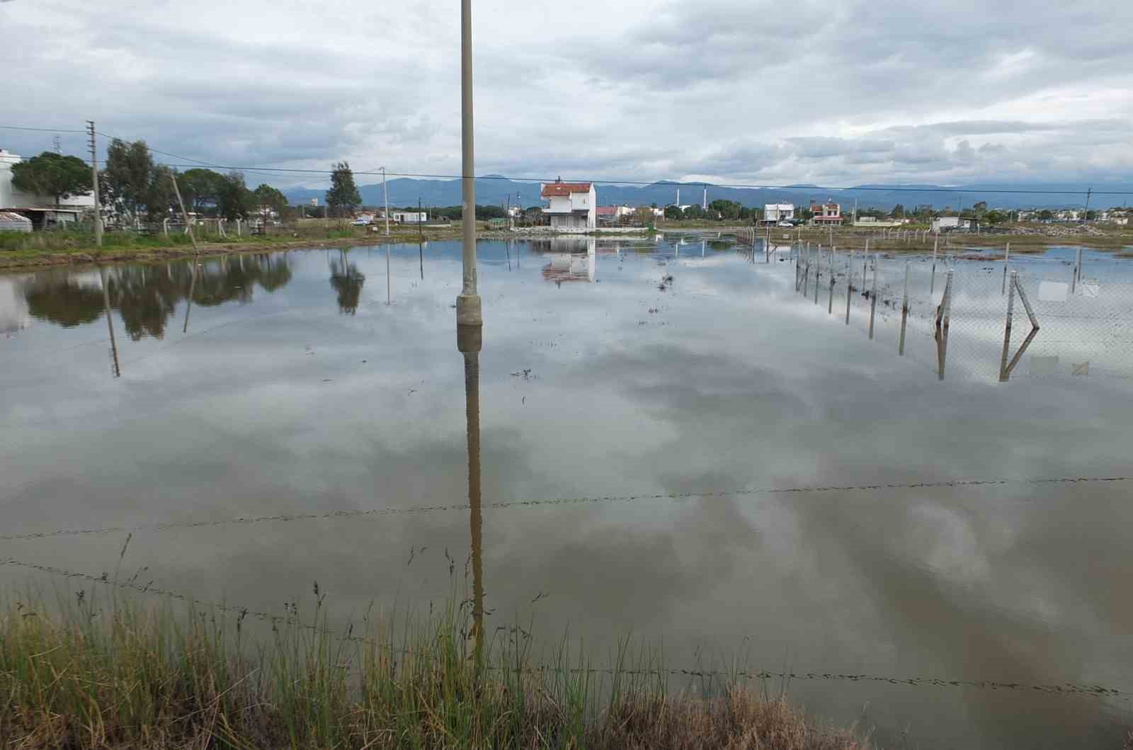 Balıkesir’de yazlıklar su içinde kaldı