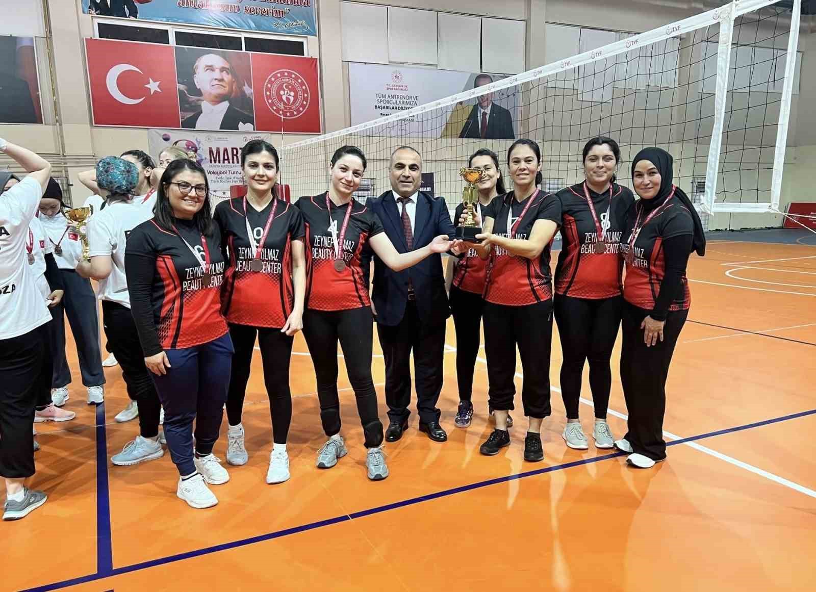 Anamur&rsquo;da Kadınlar G&uuml;n&uuml; Voleybol Turnuvası tamamlandı
