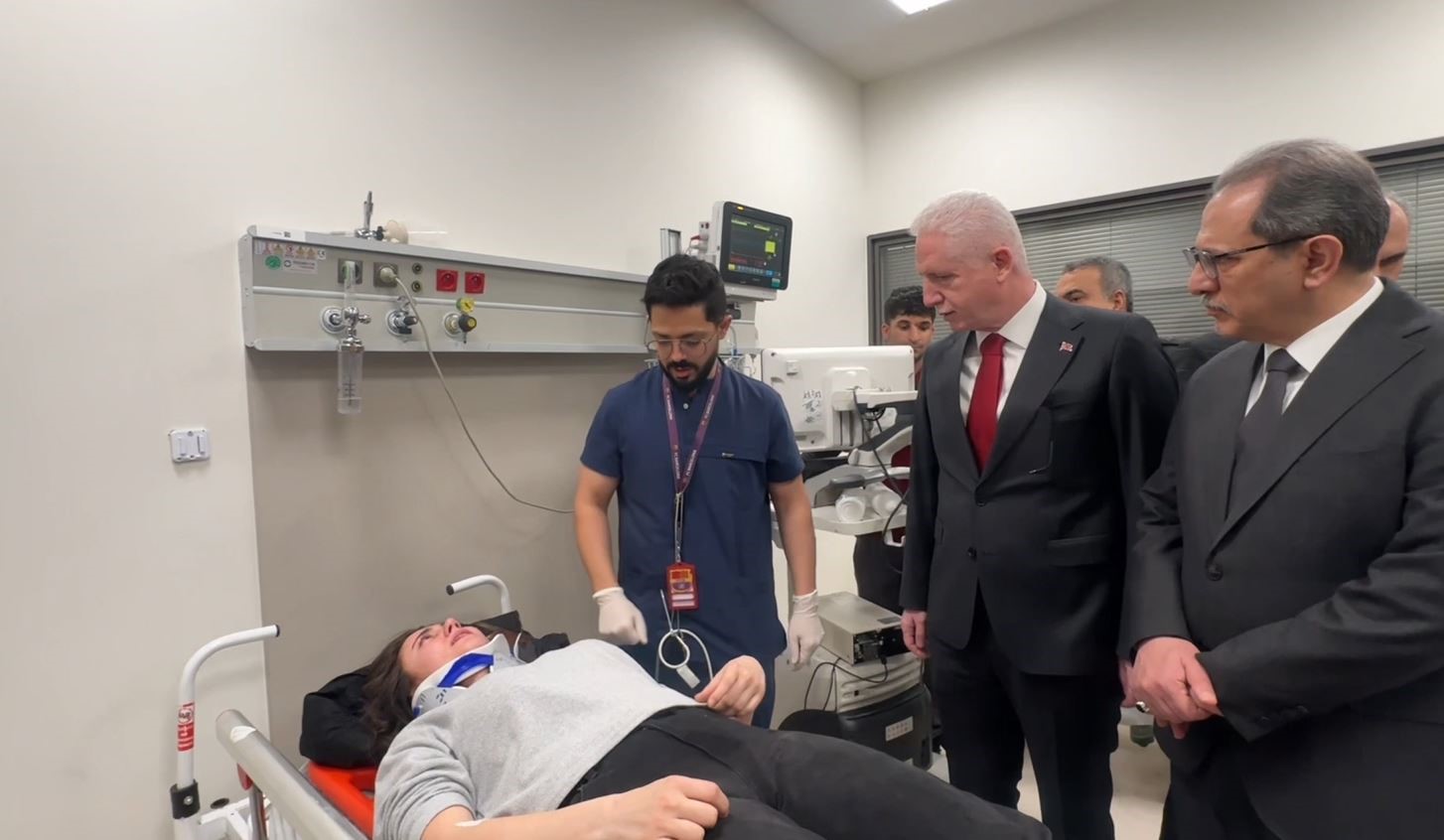 İstanbul Valisi Davut G&uuml;l, yaralı polis memurlarını ziyaret etti
