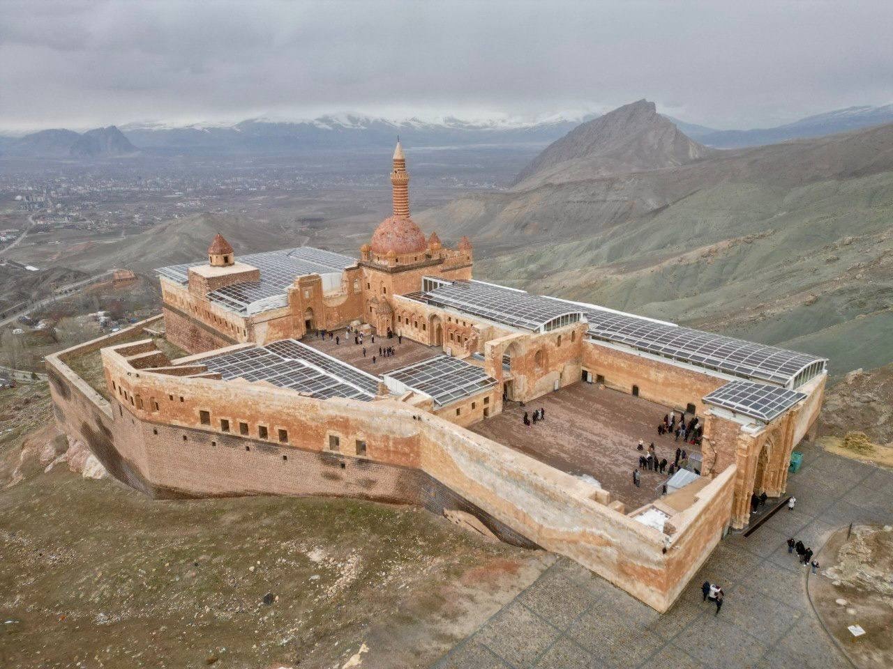 Sel&ccedil;uklu izleriyle y&uuml;kselen İshak Paşa Sarayı ihtişamıyla g&ouml;z kamaştırıyor
