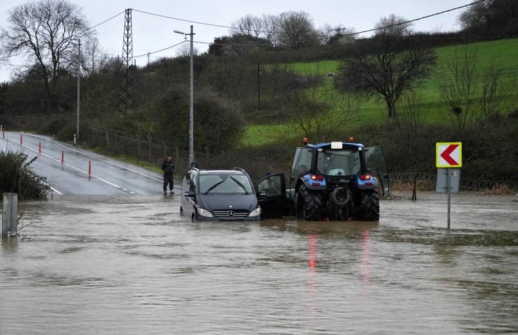 G&ouml;le d&ouml;nen yolda mahsur kalan s&uuml;r&uuml;c&uuml; aracını bırakmadı, kurtarma anları g&ouml;r&uuml;nt&uuml;lendi