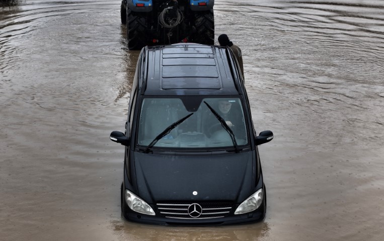 G&ouml;le d&ouml;nen yolda mahsur kalan s&uuml;r&uuml;c&uuml; aracını bırakmadı, kurtarma anları g&ouml;r&uuml;nt&uuml;lendi