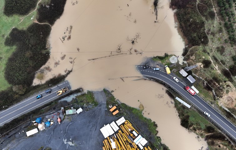 G&ouml;le d&ouml;nen yolda mahsur kalan s&uuml;r&uuml;c&uuml; aracını bırakmadı, kurtarma anları g&ouml;r&uuml;nt&uuml;lendi