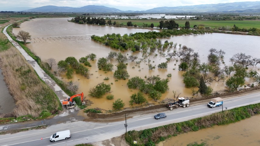 Sağanak yağış Menderes Nehri&rsquo;ni taşırdı