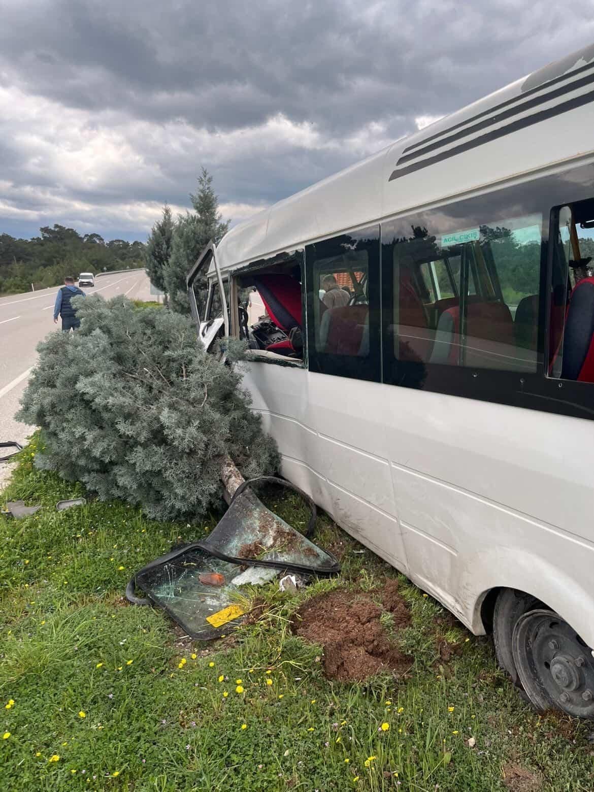 Çanakkale’de yoldan çıkan minibüs refüje çıktı; 2 kişi yaralandı