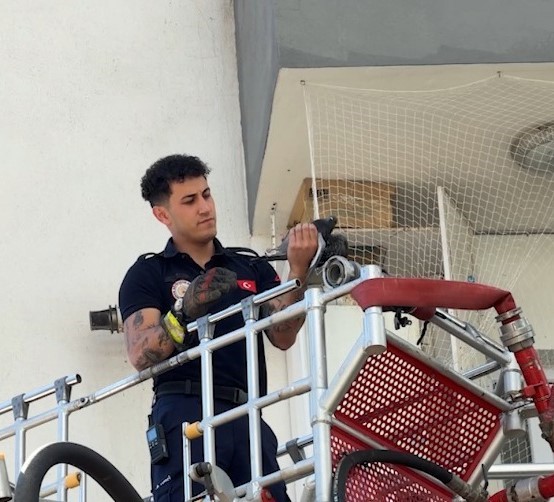 Balkon filesine takılan güvercini itfaiye kurtardı