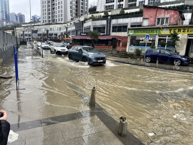 Sarıyer&rsquo;de r&ouml;garlar taştı: Bir iş yerini su bastı, d&uuml;kkan sahibi İSKİ&rsquo;ye tepki g&ouml;sterdi