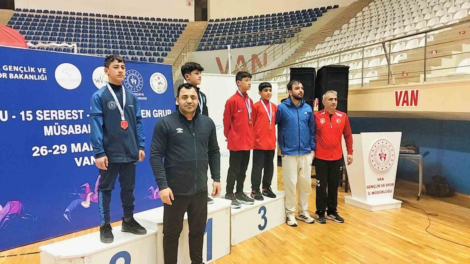 Erzincanlı g&uuml;reş&ccedil;ilerden b&ouml;lge şampiyonasında başarı
