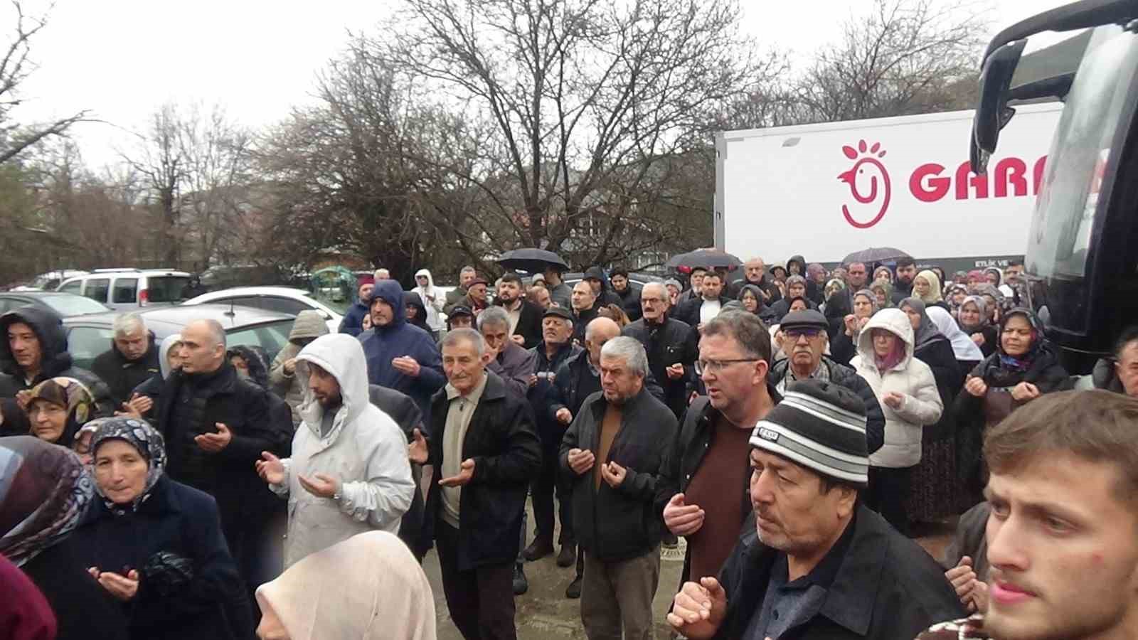 Bolu&rsquo;da 37 kişilik umre kafilesi dualarla uğurlandı
