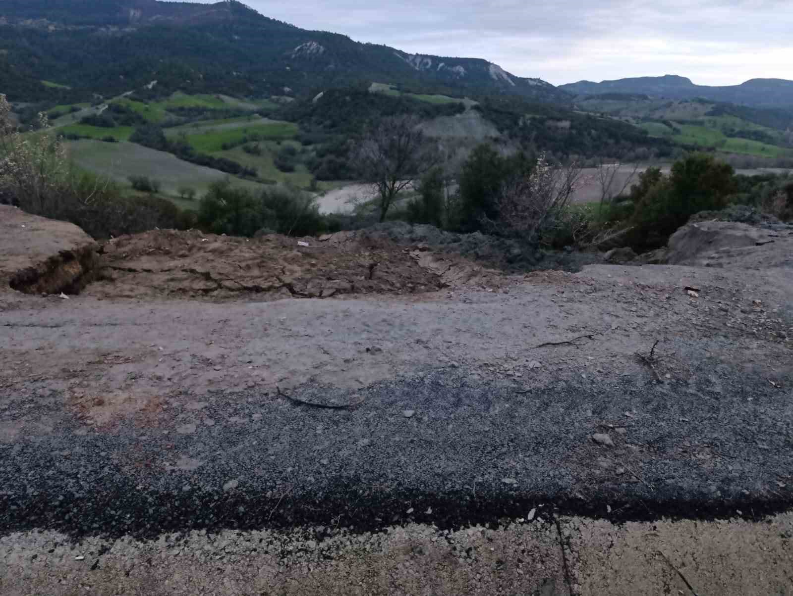 Manisa&rsquo;da &ccedil;&ouml;ken Kula-Selendi karayolu ulaşıma kapatıldı
