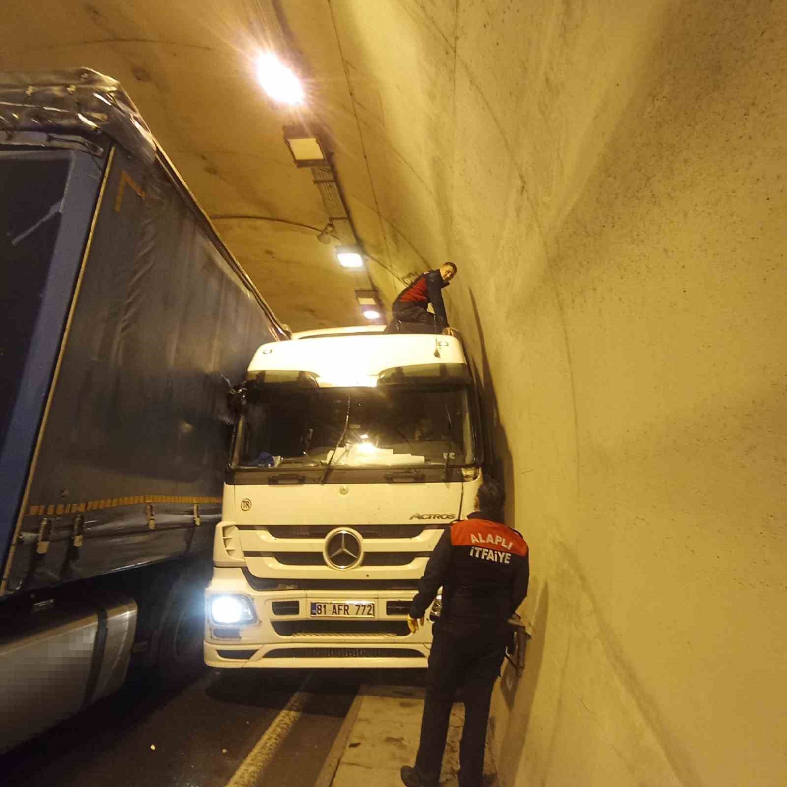 T&uuml;nelde iki tır &ccedil;arpıştı: 1 yaralı
