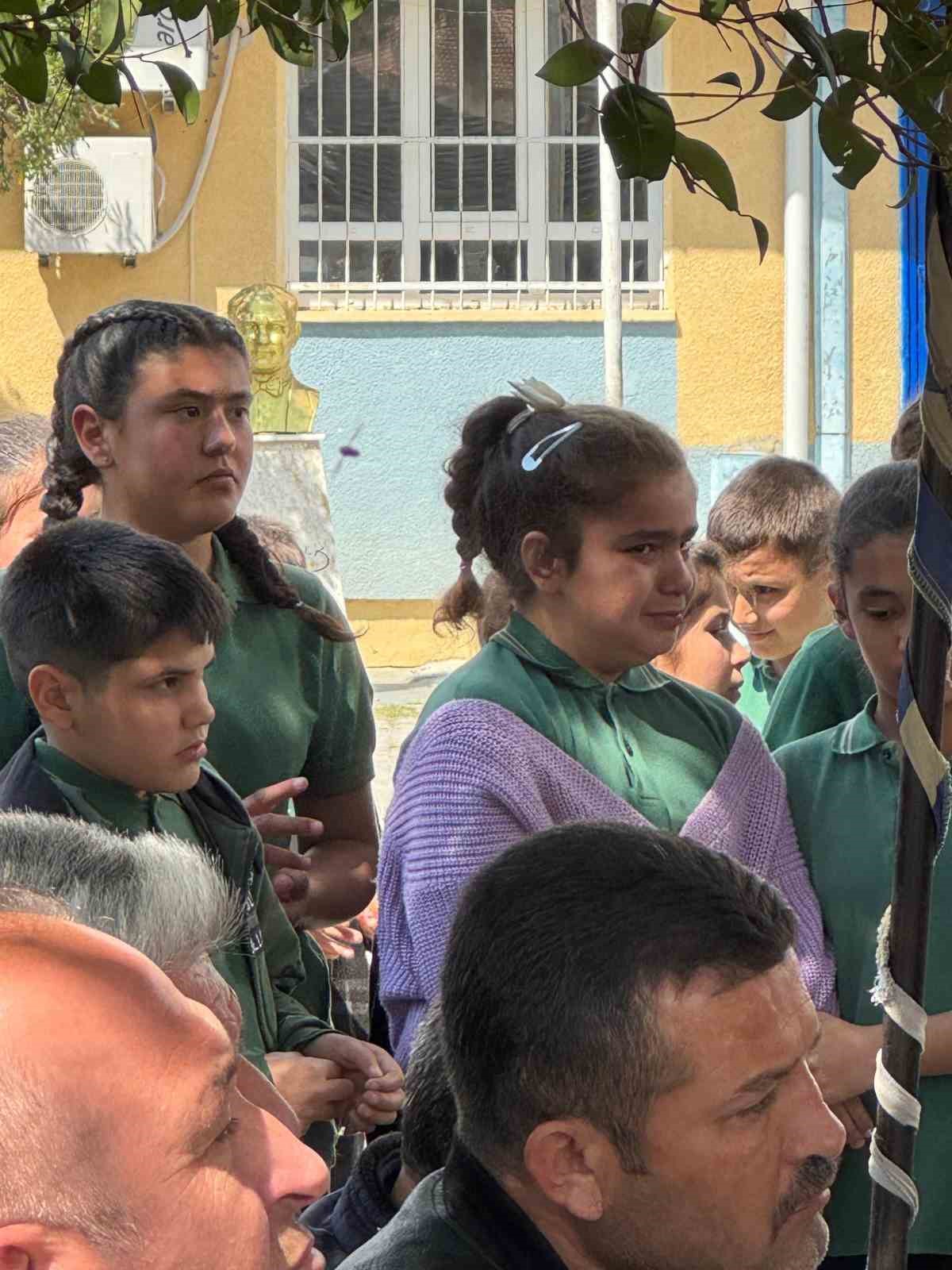 Kahraman &ouml;ğretmen okulunda g&ouml;zyaşları ile anıldı
