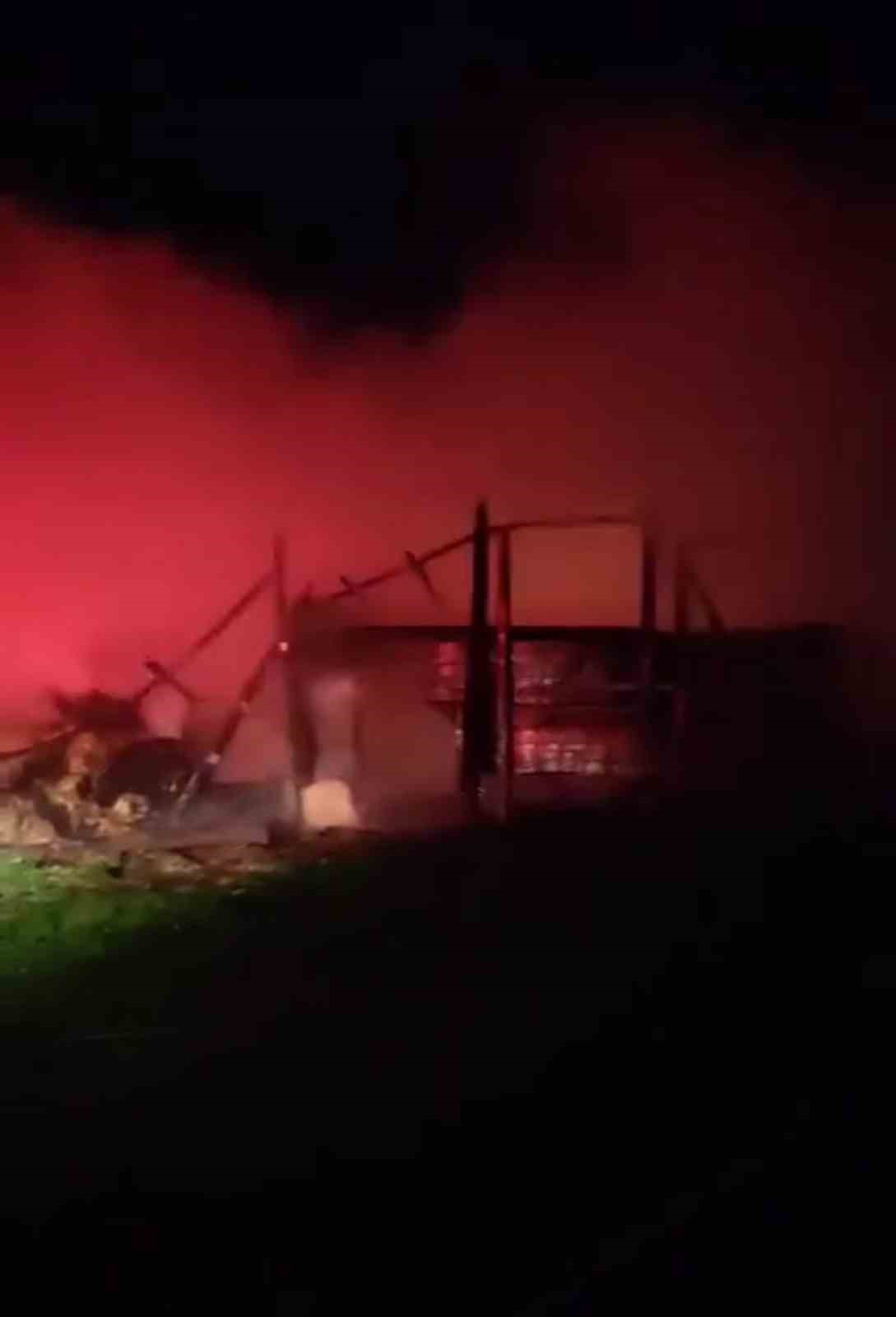 Karab&uuml;k&rsquo;te samanlık ve odunluk yangında k&uuml;le d&ouml;nd&uuml;
