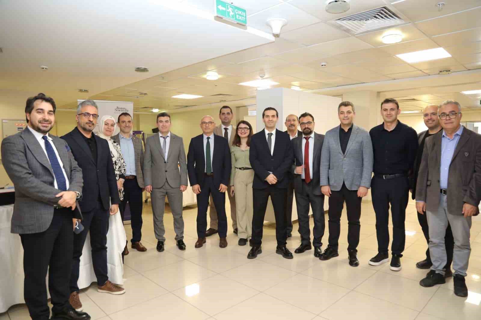 Algoloji uzmanları İzmir&rsquo;de buluştu; ağrı pili uygulamasını akıllı g&ouml;zl&uuml;kle anlık olarak izledi
