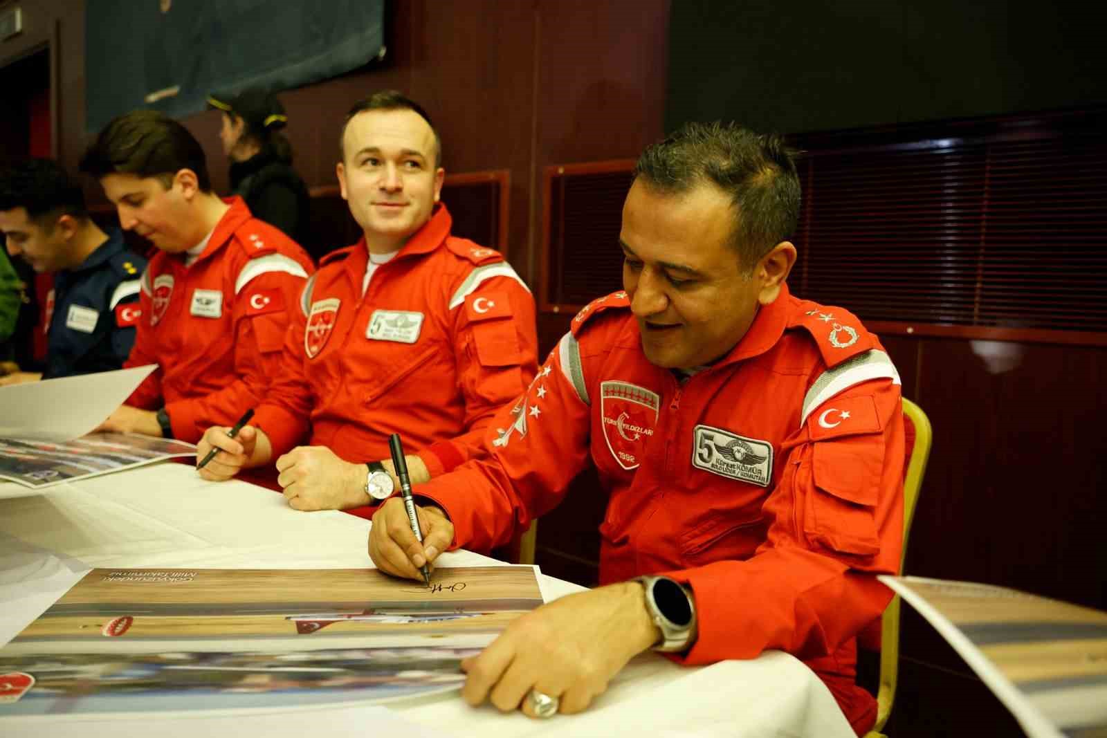 T&uuml;rk Yıldızları, gen&ccedil;lere tecr&uuml;belerini anlattı
