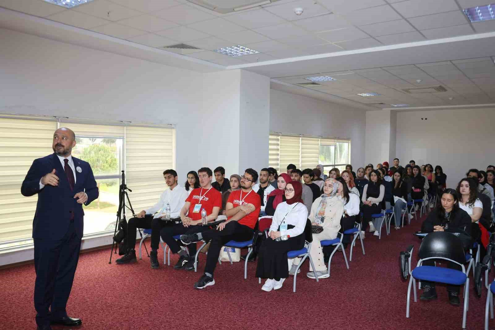 İl Sağlık M&uuml;d&uuml;r&uuml; Nacar, gen&ccedil;lere tecr&uuml;belerini anlattı
