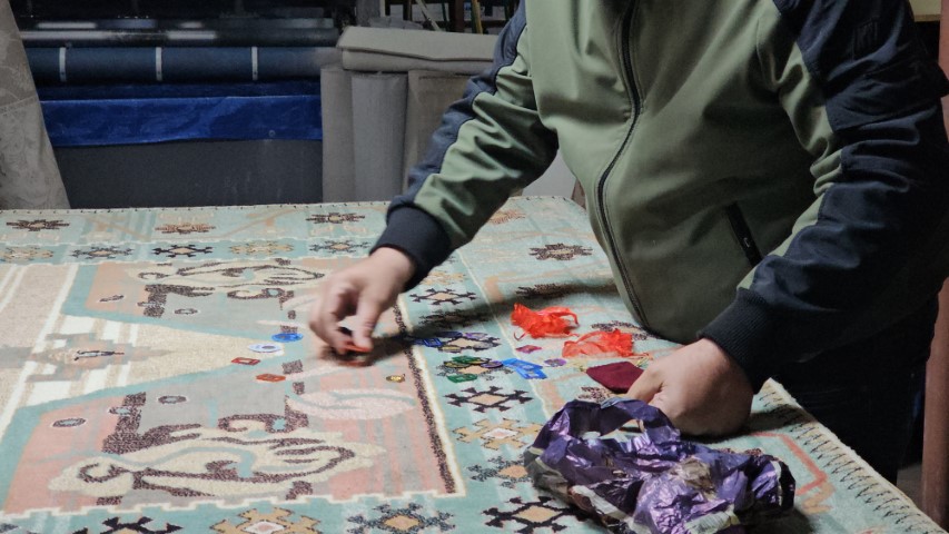 Poşetten insanlık &ccedil;ıktı, halının arasındaki altınlar sahibine ulaştırdı