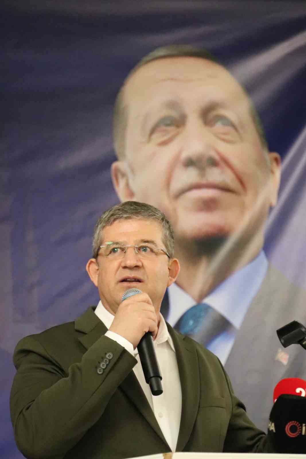 AK Parti Denizli İl Başkanı Subaşıoğlu: "Biz yaptık, siz de yapın. Pamukkale&rsquo;nin gen&ccedil;lerini k&uuml;t&uuml;phanesiz bırakmayın"
