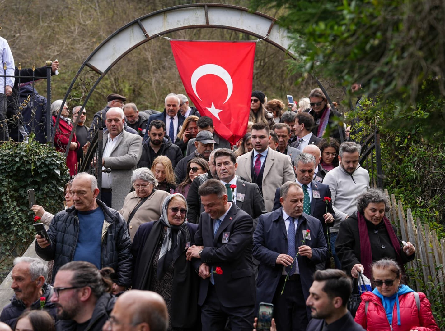 Sanat&ccedil;ı Volkan Konak &ouml;l&uuml;m&uuml;n&uuml;n 1. yıld&ouml;n&uuml;m&uuml;nde mezarı başında anıldı
