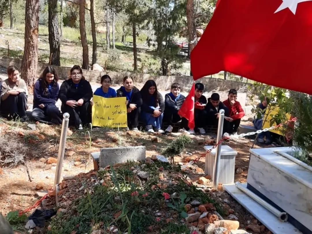 Ortaokul &ouml;ğrencileri şehit Sedat Yabalak&rsquo;ı dualarla andı
