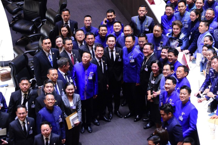 Tayland Kralı, yeni hükümet kabinesini onayladı