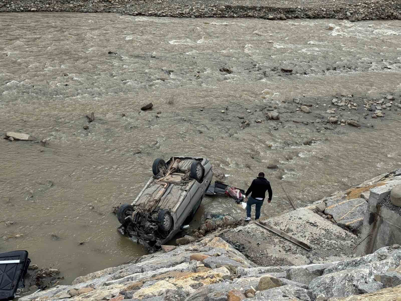Ayancık&rsquo;ta otomobil ırmağa u&ccedil;tu: 1 yaralı
