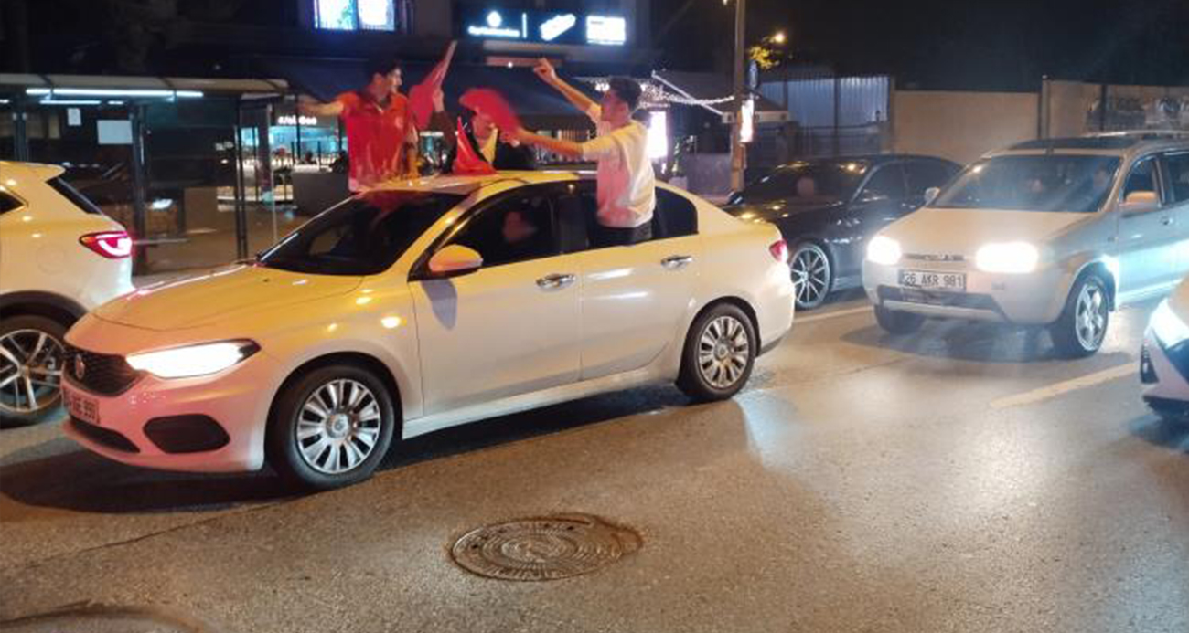 T&uuml;rkiye&rsquo;de D&uuml;nya Kupası coşkusu! Milli Takım&rsquo;ın galibiyeti yurtta b&uuml;y&uuml;k sevin&ccedil;le karşılandı