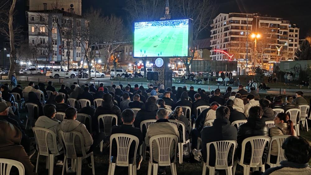 T&uuml;rkiye&rsquo;de D&uuml;nya Kupası coşkusu! Milli Takım&rsquo;ın galibiyeti yurtta b&uuml;y&uuml;k sevin&ccedil;le karşılandı
