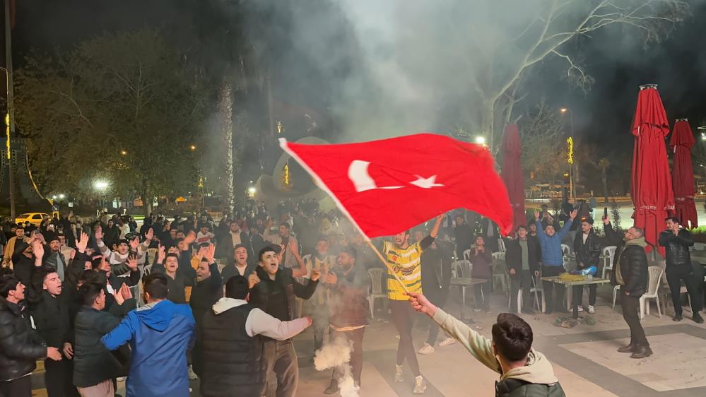 T&uuml;rkiye&rsquo;de D&uuml;nya Kupası coşkusu! Milli Takım&rsquo;ın galibiyeti yurtta b&uuml;y&uuml;k sevin&ccedil;le karşılandı