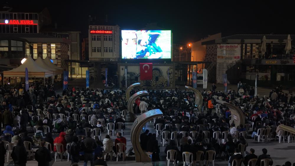 T&uuml;rkiye&rsquo;de D&uuml;nya Kupası coşkusu! Milli Takım&rsquo;ın galibiyeti yurtta b&uuml;y&uuml;k sevin&ccedil;le karşılandı