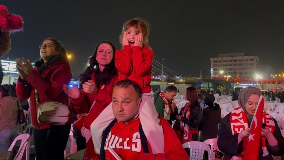 T&uuml;rkiye&rsquo;de D&uuml;nya Kupası coşkusu! Milli Takım&rsquo;ın galibiyeti yurtta b&uuml;y&uuml;k sevin&ccedil;le karşılandı