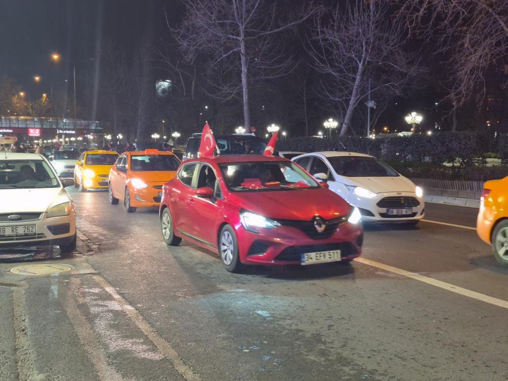 T&uuml;rkiye&rsquo;de D&uuml;nya Kupası coşkusu! Milli Takım&rsquo;ın galibiyeti yurtta b&uuml;y&uuml;k sevin&ccedil;le karşılandı