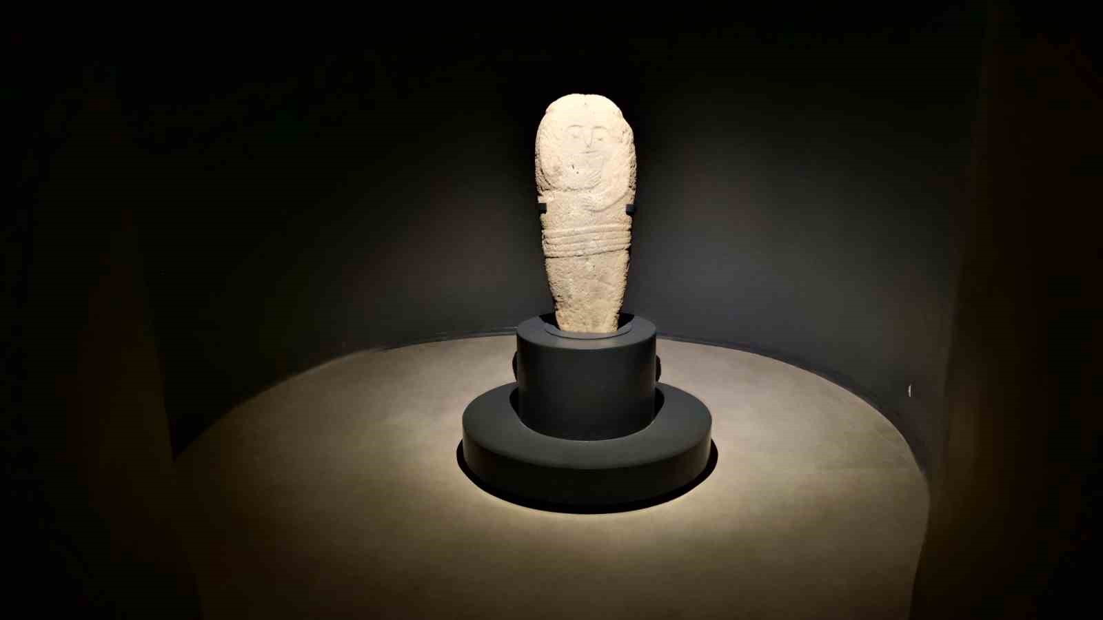 Erzurum&rsquo;da bulunan 2 bin 500 yıllık &lsquo;taş baba&rsquo; heykeli ziyaret&ccedil;ilerin ilgi odağı oldu
