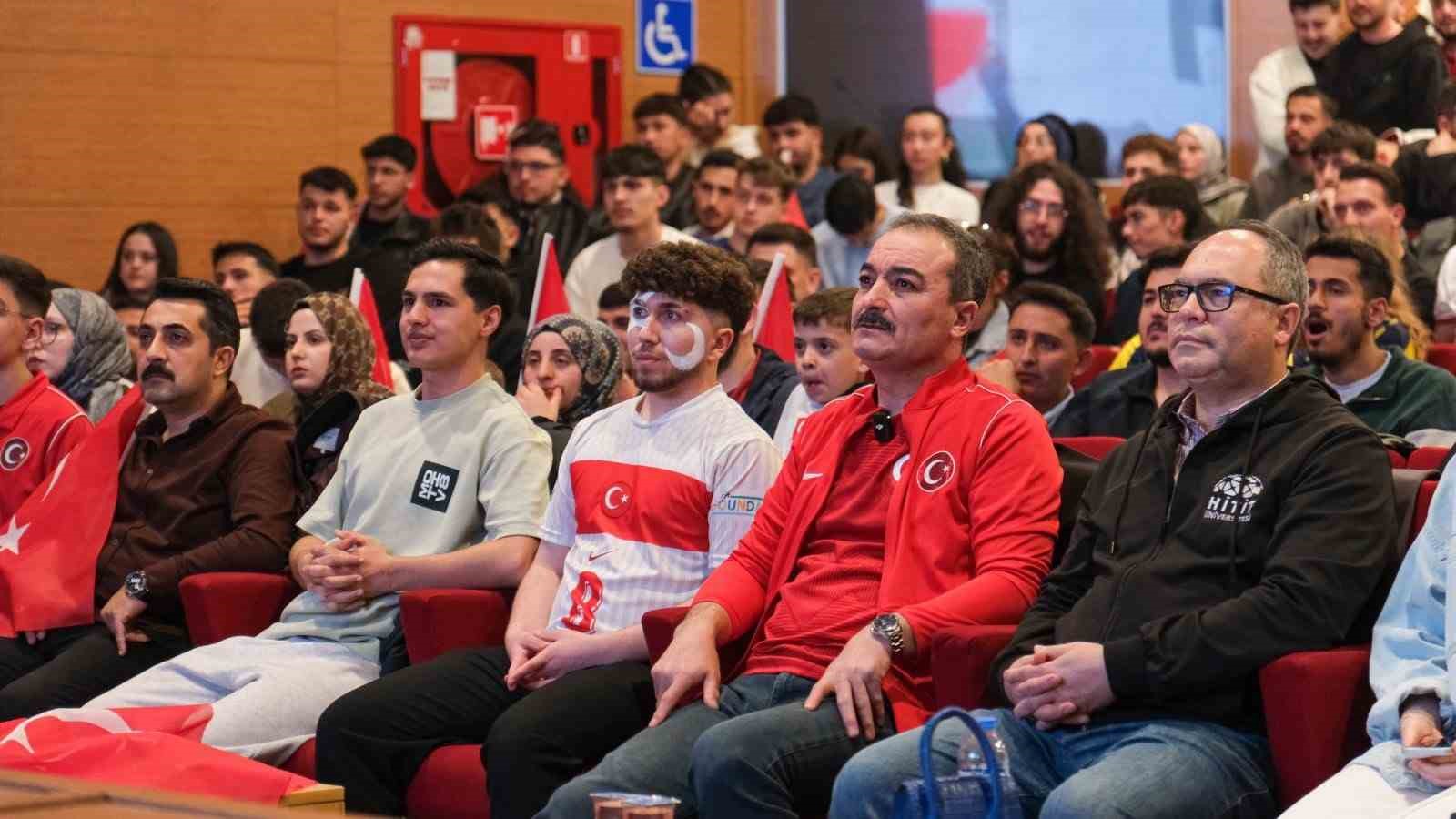 A Milli Takım&rsquo;ın Kosova galibiyeti &uuml;niversite kamp&uuml;s&uuml;nde bayram havası estirdi
