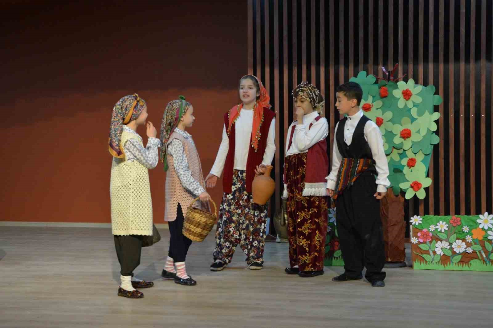 Alkışlar minik oyuncular için yükseldi