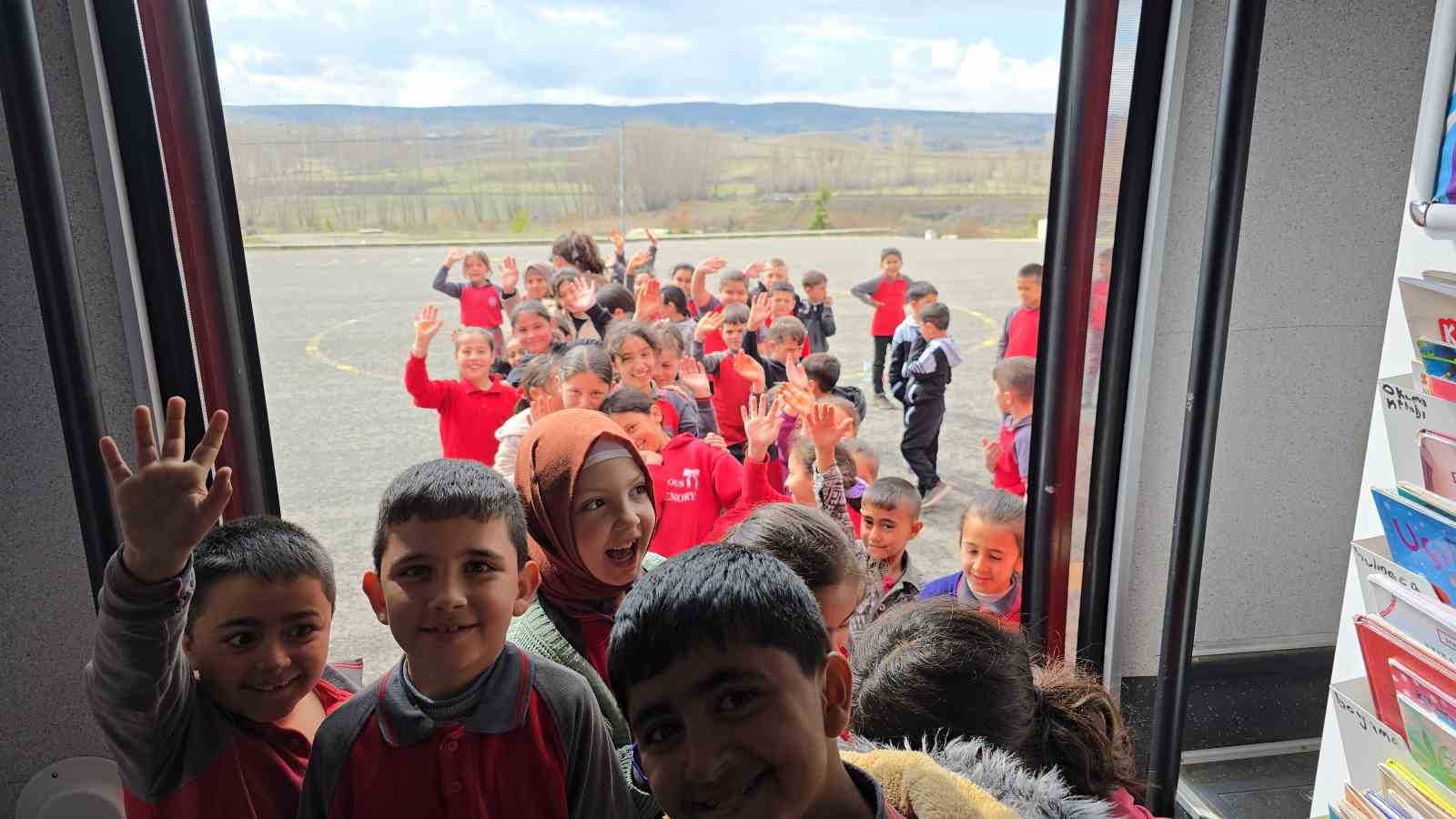 Gezici K&uuml;t&uuml;phane, 3 binden fazla kitabı okurlarla buluşturuyor
