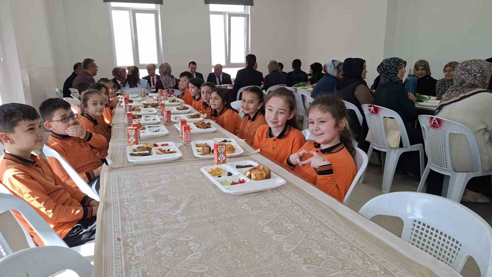 Hisarcık Atat&uuml;rk İlkokulunda"Aile Yılı" teması kapsamında okul-aile kahvaltı etkinliği
