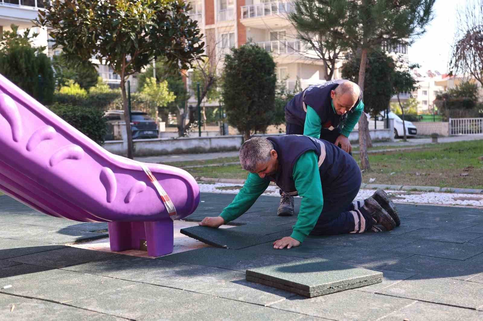 Efeler&rsquo;deki parklarda yenileme &ccedil;alışmaları s&uuml;r&uuml;yor
