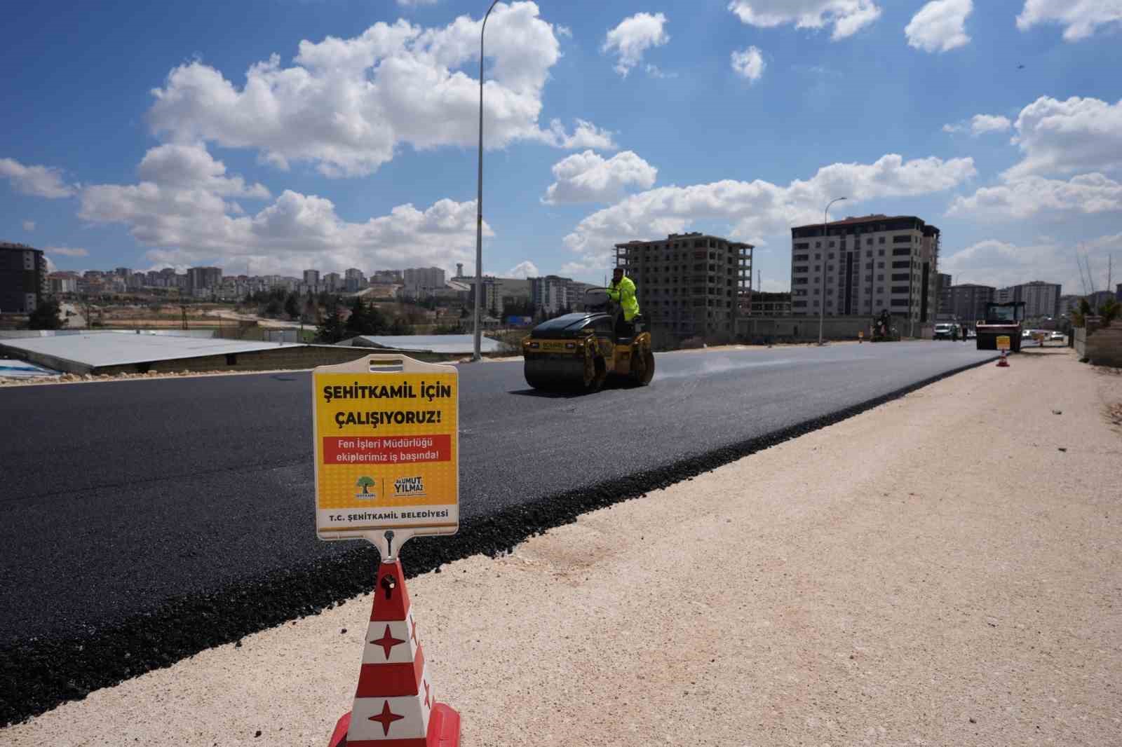 Yılmaz, asfalt &ccedil;alışmalarını yerinde inceledi
