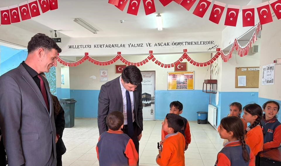 Kaymakam Kahraman okul ziyaretlerini s&uuml;rd&uuml;r&uuml;yor

