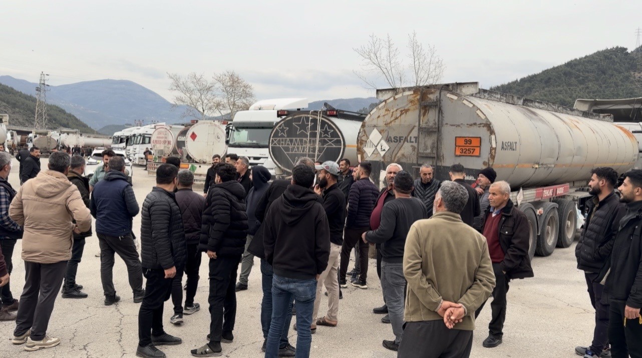 Osmaniye&rsquo;de şof&ouml;rlerin zorlu n&ouml;beti: 12 g&uuml;nd&uuml;r y&uuml;kler boşaltılmadı
