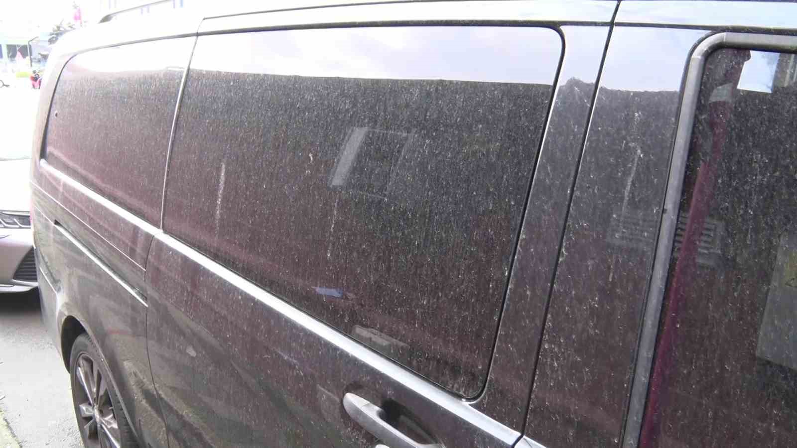 İstanbul&rsquo;a &ccedil;amur yağdı, ara&ccedil;lar &ccedil;amurla kaplandı
