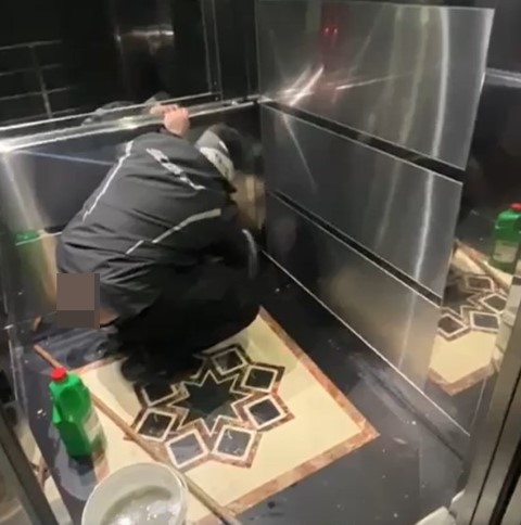 Asans&ouml;re tuvaletini yapan kuryeye asans&ouml;r&uuml; temizlettiler