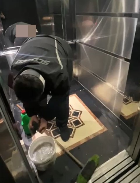 Asans&ouml;re tuvaletini yapan kuryeye asans&ouml;r&uuml; temizlettiler