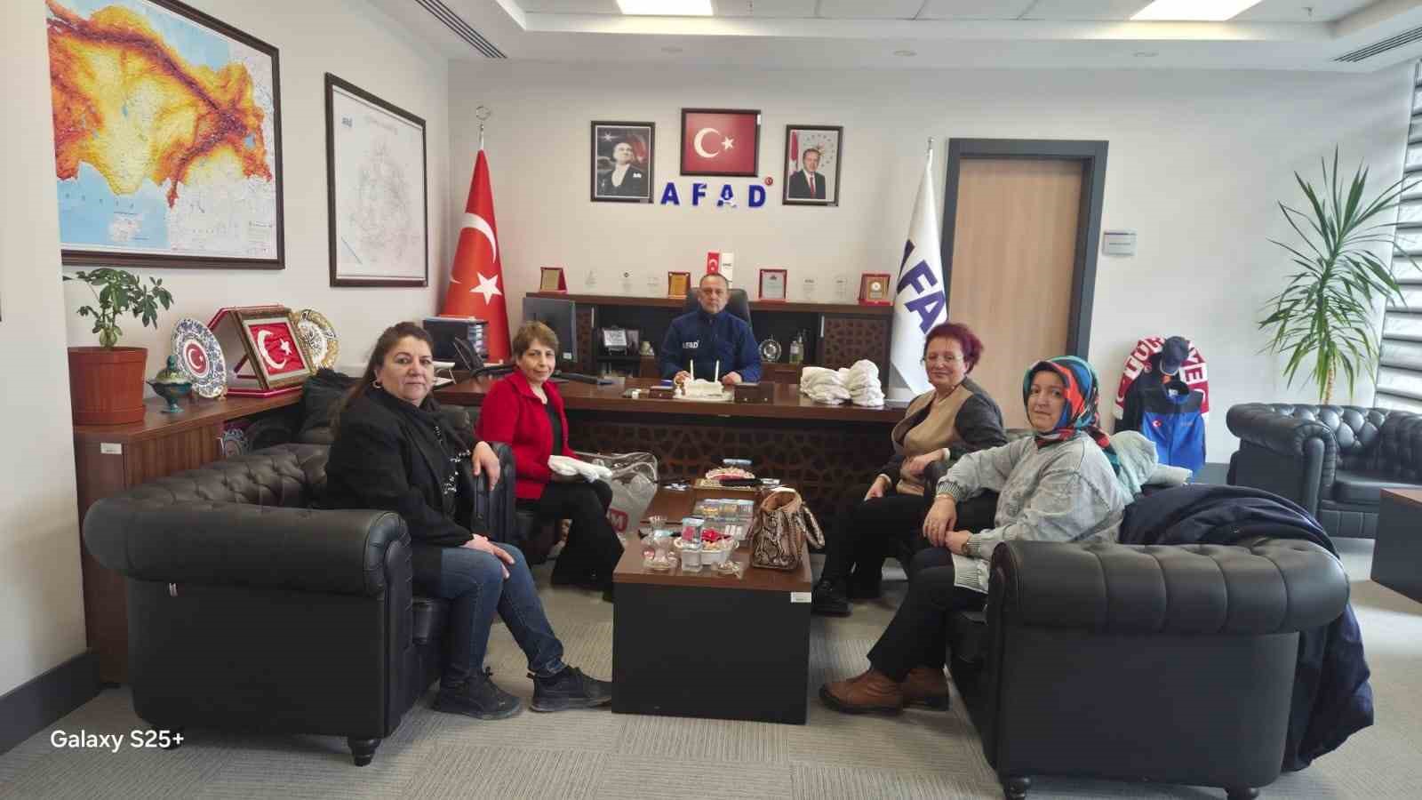 K&uuml;tahyalı kadınlar &ouml;rd&uuml;kleri bereleri AFAD&rsquo;a teslim etti
