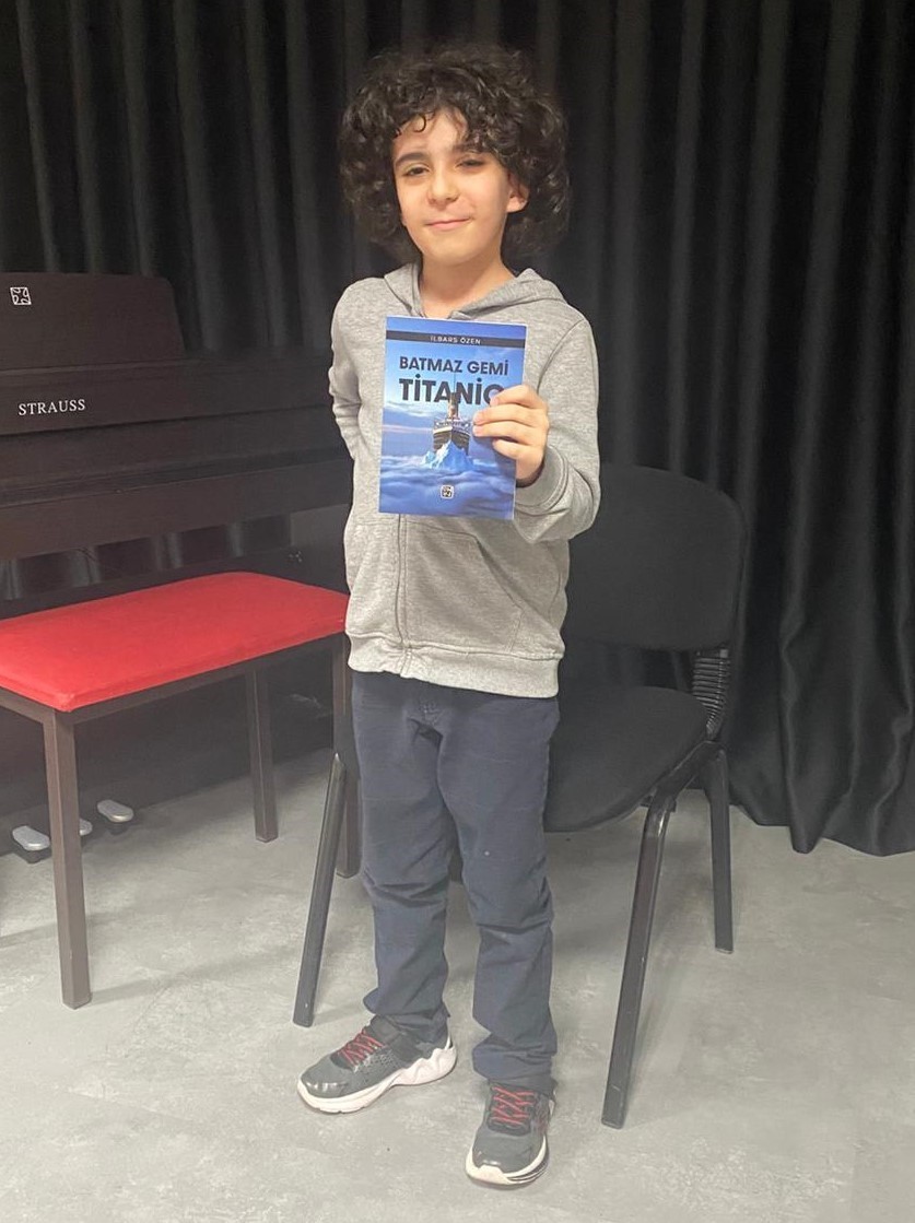 Manisalı &ouml;ğrenci 9 yaşında ilk kitabını yazdı
