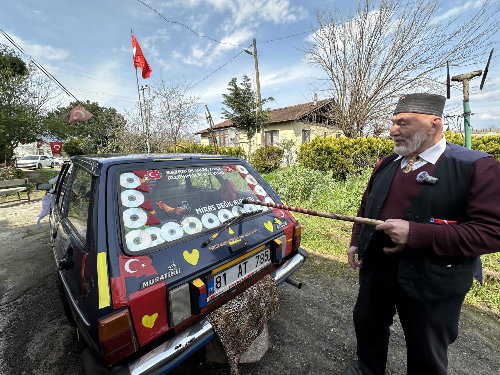 86 yaşında eşi i&ccedil;in gelin arabası s&uuml;sledi, kendi yazdığı şiirle aşkını haykırdı
