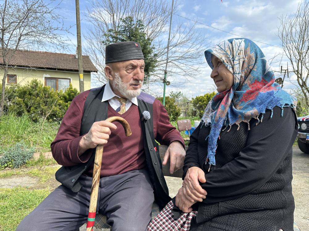 86 yaşında eşi i&ccedil;in gelin arabası s&uuml;sledi, kendi yazdığı şiirle aşkını haykırdı