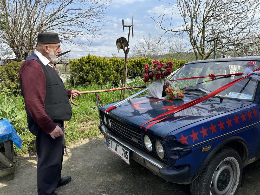 86 yaşında eşi i&ccedil;in gelin arabası s&uuml;sledi, kendi yazdığı şiirle aşkını haykırdı